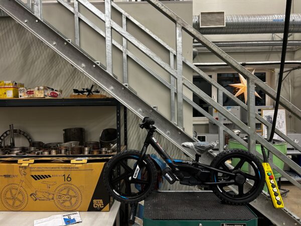 STACYC 16eDRIVE BRUSHLESS tasakaaluratas STACYC 16eDRIVE BRUSHLESS tasakaaluratas